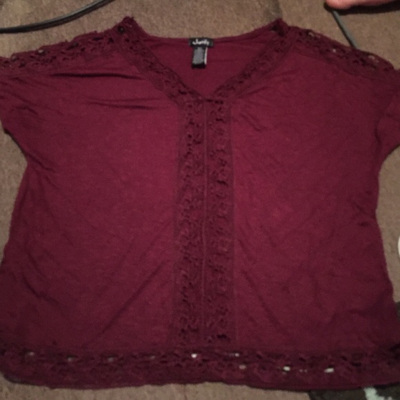 Burgundy lace trim kinda crop