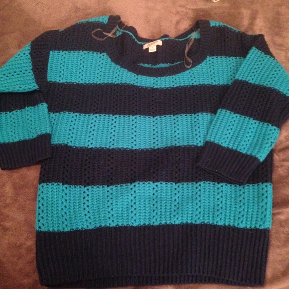 FLASH SALE- 100% acrylic! Cozy blue sweater