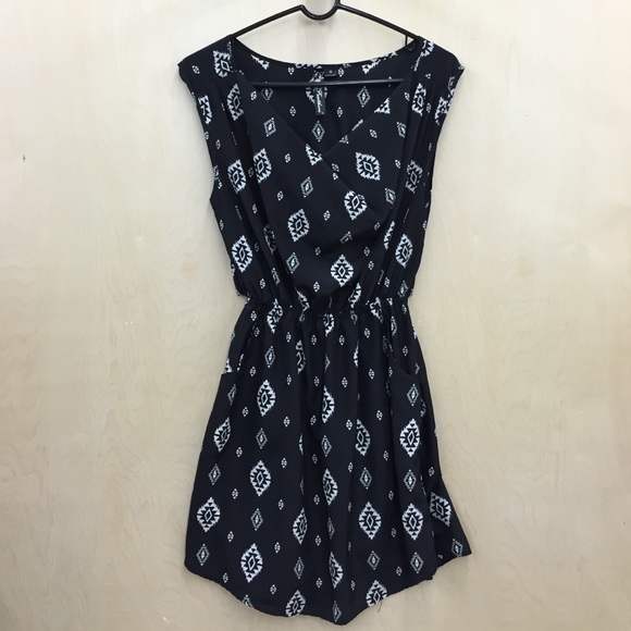 Super cute peekaboo back dress!