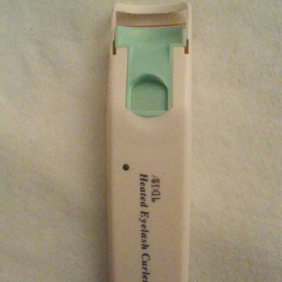 Heated eyelash curler