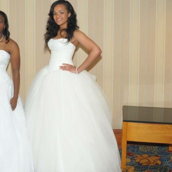 Vera Wang Ballgown - Picture 2 of 3