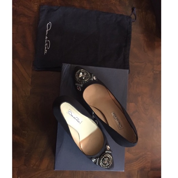 Oscar De La Renta embellished black pumps. - Picture 2 of 4