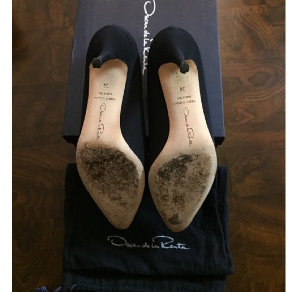 Oscar De La Renta embellished black pumps. - Picture 3 of 4