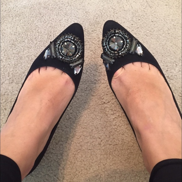 Oscar De La Renta embellished black pumps. - Picture 4 of 4