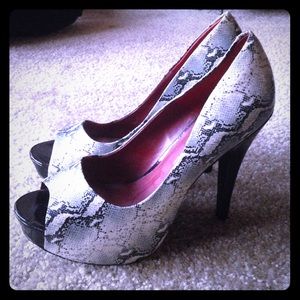 Jessica Simpson Snake Skin peep toe heels