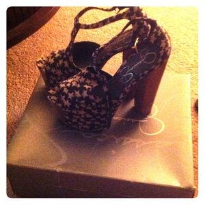 Jessica Simpson platform heels