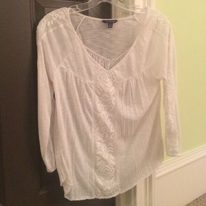 Vneck white w lace pattern shirt