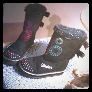 Little girls Skechers twinkle toes boots!