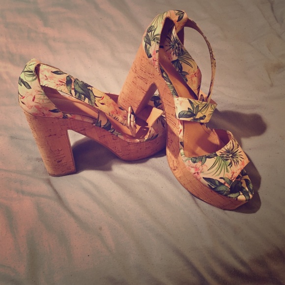 I'm selling a heel shoe from H&M!