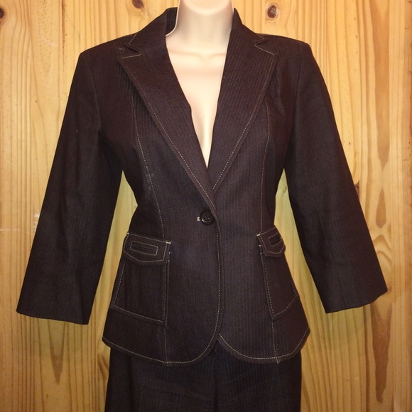 Suit - Picture 1 of 3