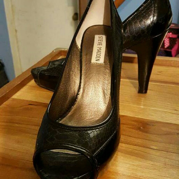 Black peep toe pumps