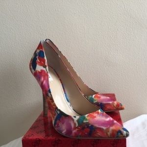 Floral guess pumps