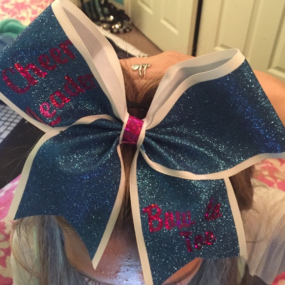 Cheerleader bow - Picture 2 of 3