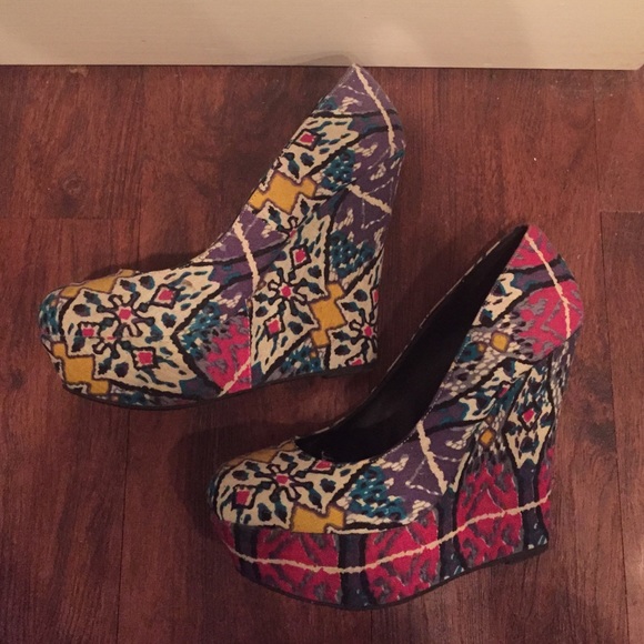 Steve Madden Aztec Wedges - Picture 2 of 3