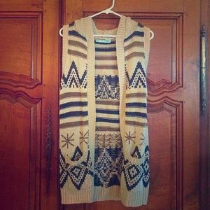 Sleeveless sweater with hood!!!