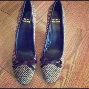 Multicolor round toe pump with now on front.