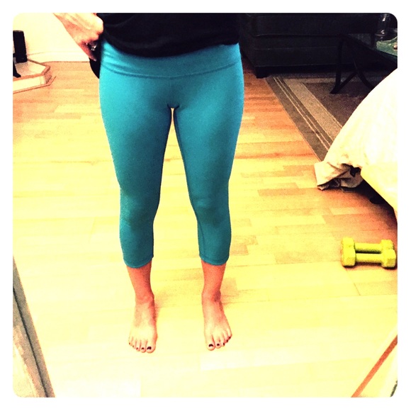 Lululemon reversible wunder under crops size 4