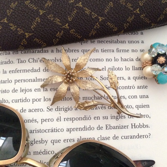 Vintage Brooch DODD8 Gold Tone Flower