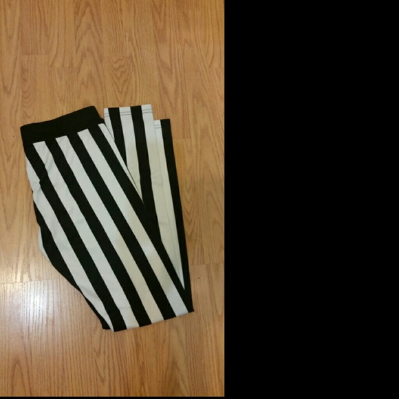 Black and white stripped leggings