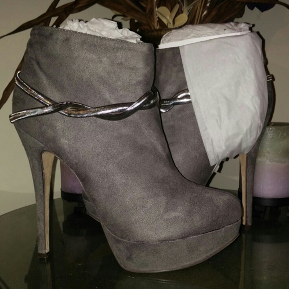 REDUCED/Charcoal Chain Ankle Boot - Picture 1 of 3