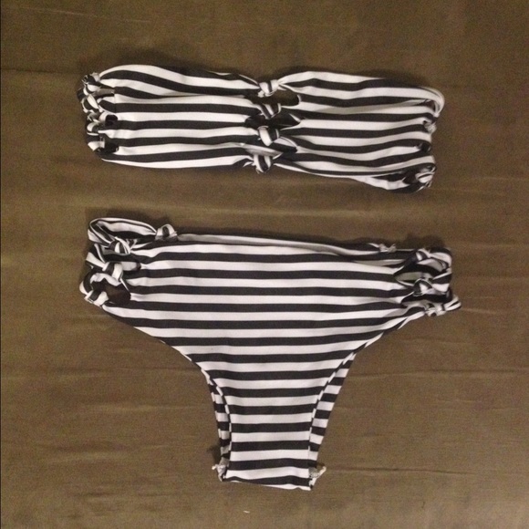 ✨Black and white stripped bikini✨