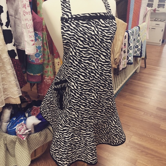 Leopard Rose Apron - Picture 2 of 2