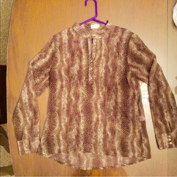 Boutique printed blouse with gold colored buttons
