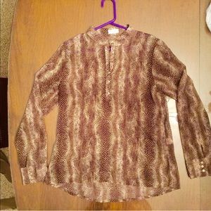 Boutique printed blouse with gold colored buttons