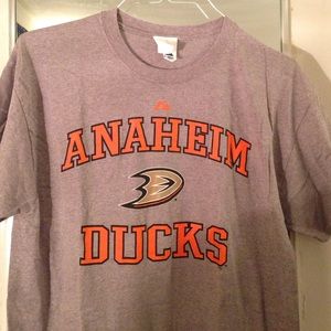 Men's medium Anaheim Ducks nhl hockey tee