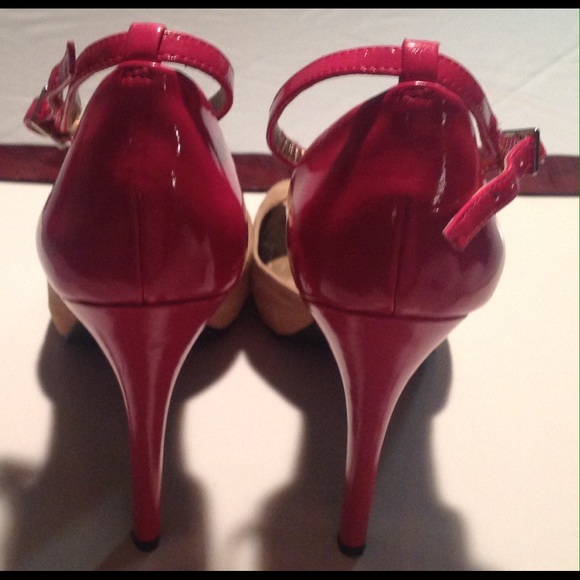 Charming BCBG Seude/Patent Heel - Picture 4 of 4