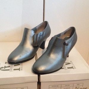 Brand new shooties with comfortable padding