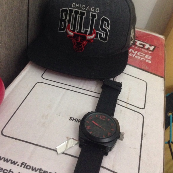 Snapback and zoo York watch bundle 👍!! - Picture 2 of 4