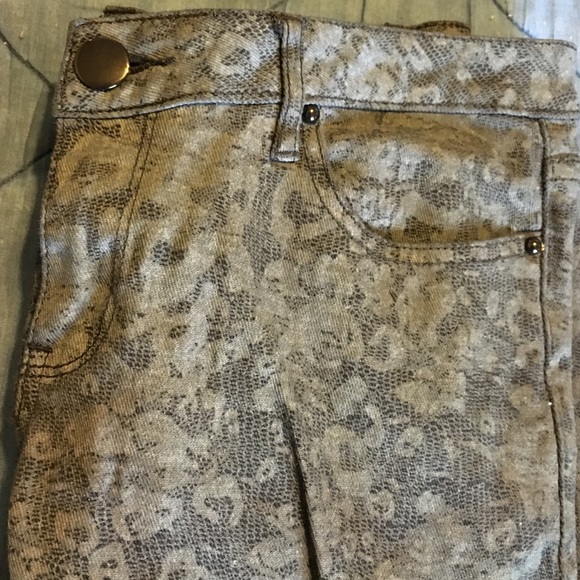 Bebe size 29 skinny floral print skinny jeans
