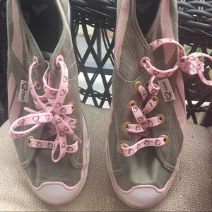 Never worn reebok size 9 army and pink shoes