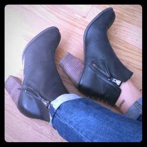 American Eagle Outfitters double zip bootie