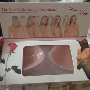 Silicon strapless/backless bra