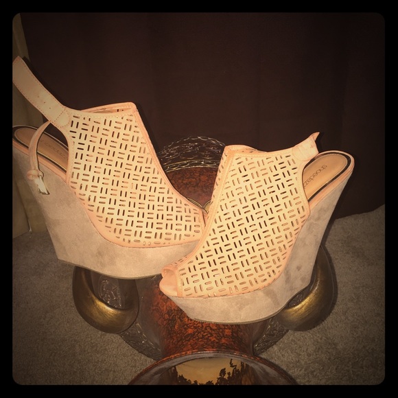 Shoedazzle blush wedge