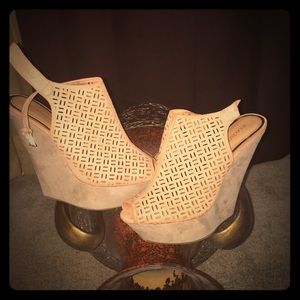 Shoedazzle blush wedge