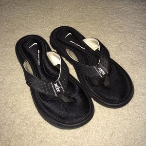 Black nike comfort footbed