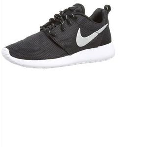 Woman's Nike Roshe Size 7