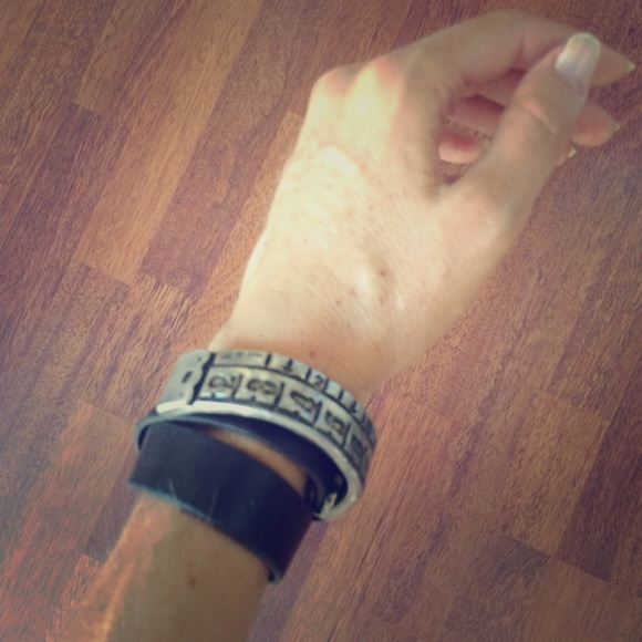 Uno de 50 silver tape measure leather bracelet
