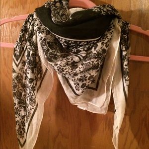 Black and white scarf