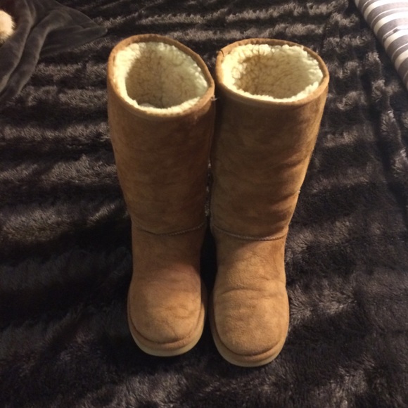 💯% Authentic UGG's Camel Colored - Picture 2 of 4