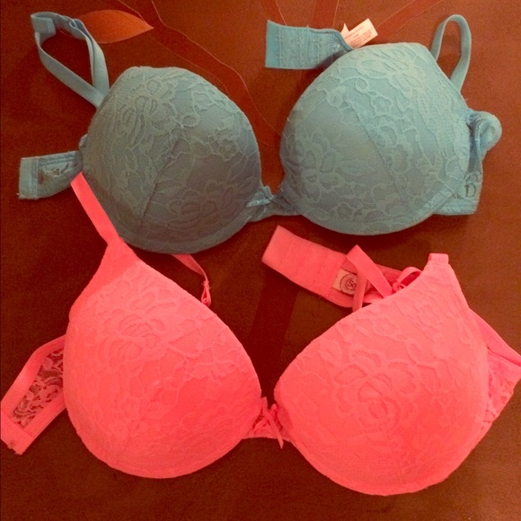 2 matching laced bras