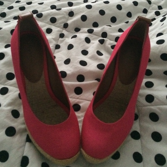 BCBG pink wedges
