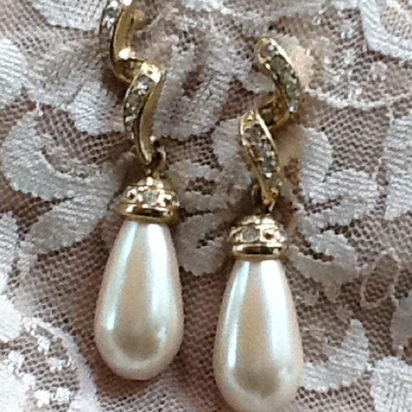 Beautiful pearl w/ crystal gold tone drop earrings