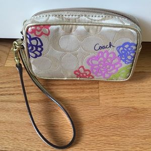 🎉SALE🎉 Coach signature floral print wristlet!