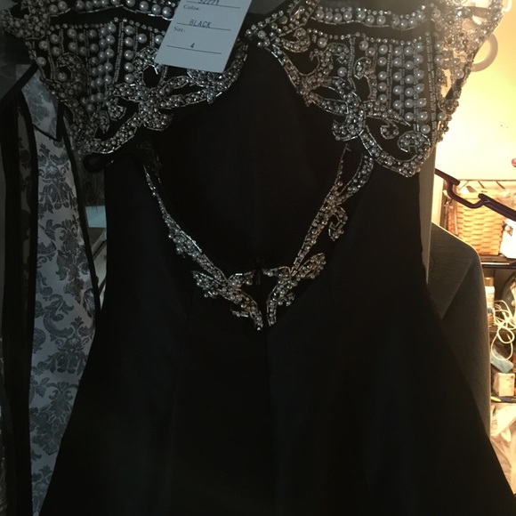 Sherri Hill size 4 not altered #32271.