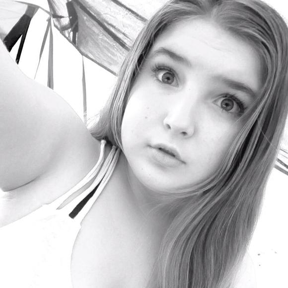 Meet your Posher, Courtney - Picture 1 of 1