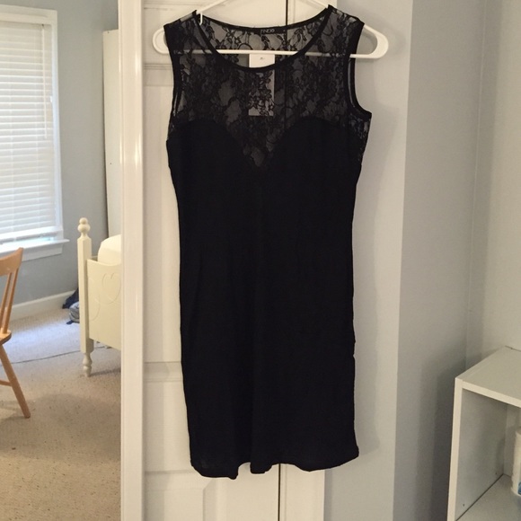 Backless lace dress